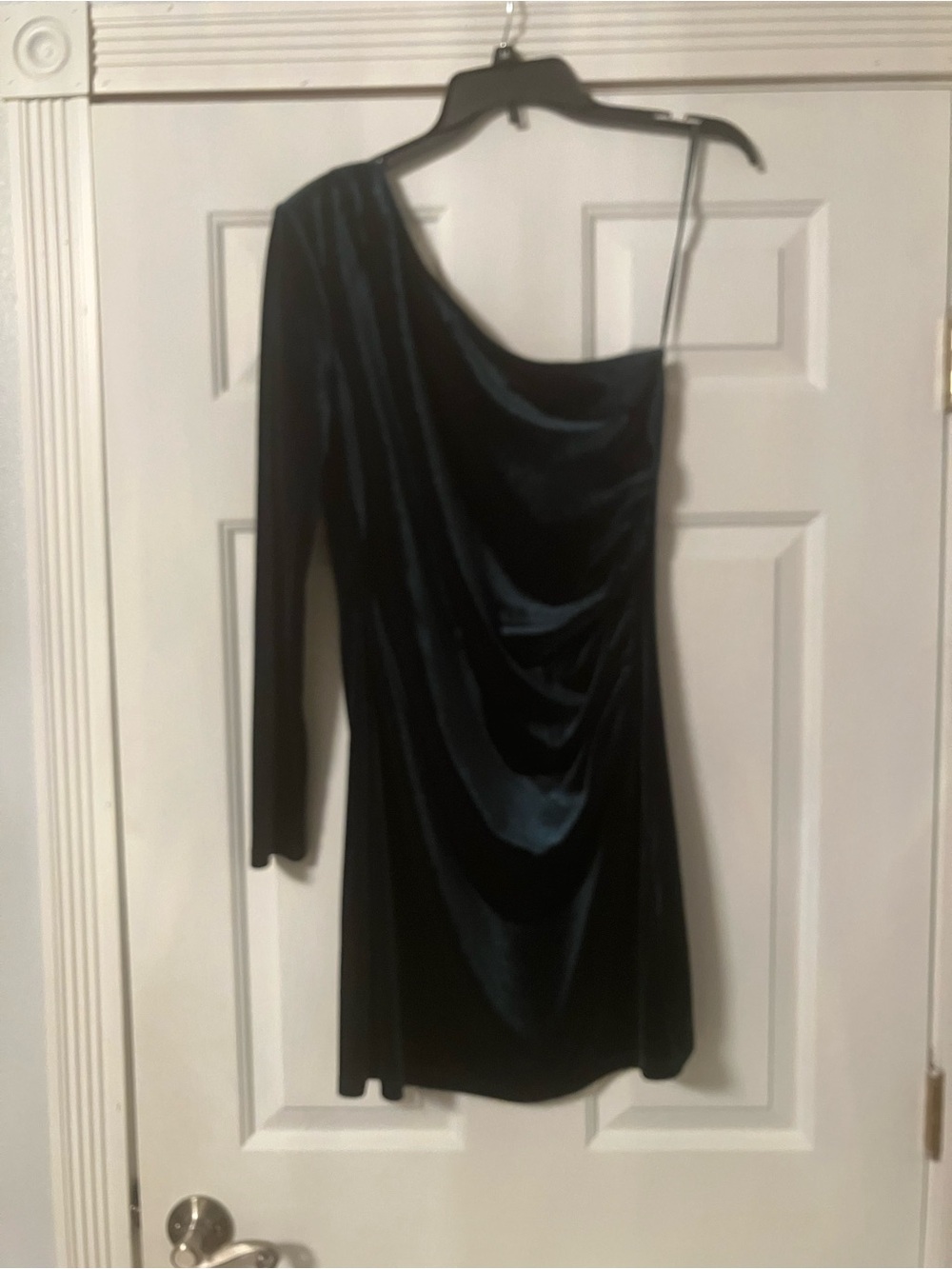 Asymmetrical One-Shoulder Velvet Mini Dress in Deep Green